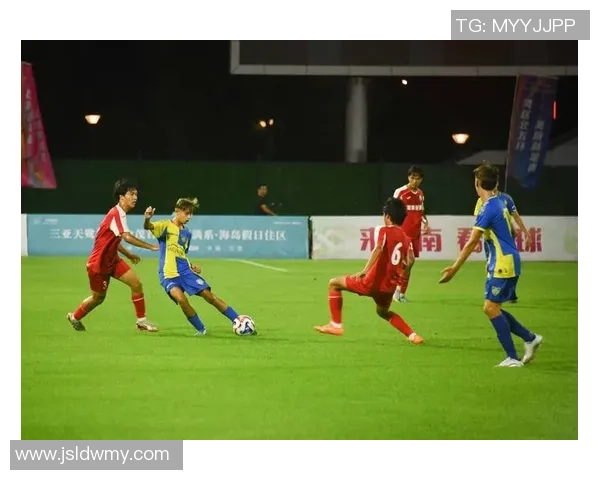 足球明星在赛场上的精彩瞬间定格与回顾，感受他们的激情与荣耀