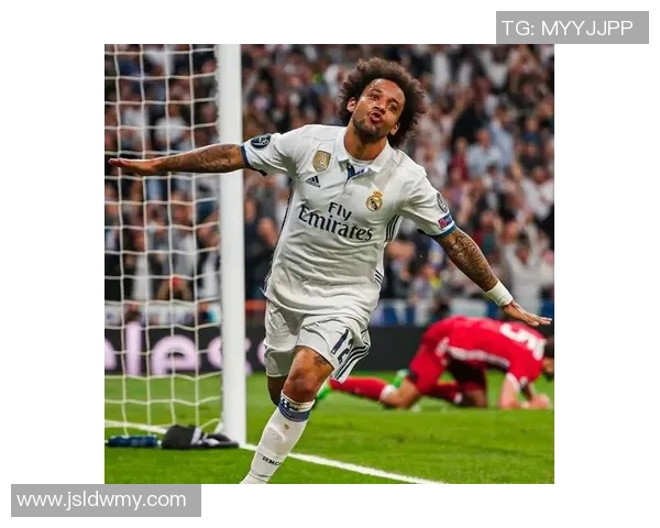 足球明星重拾自信新形象头发再现引发球迷热议与期待