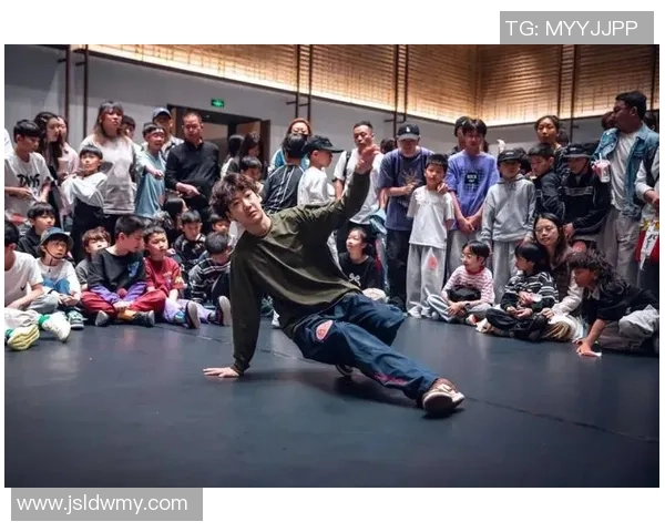 全国街舞大赛点评：西安攀岩队的力量表现